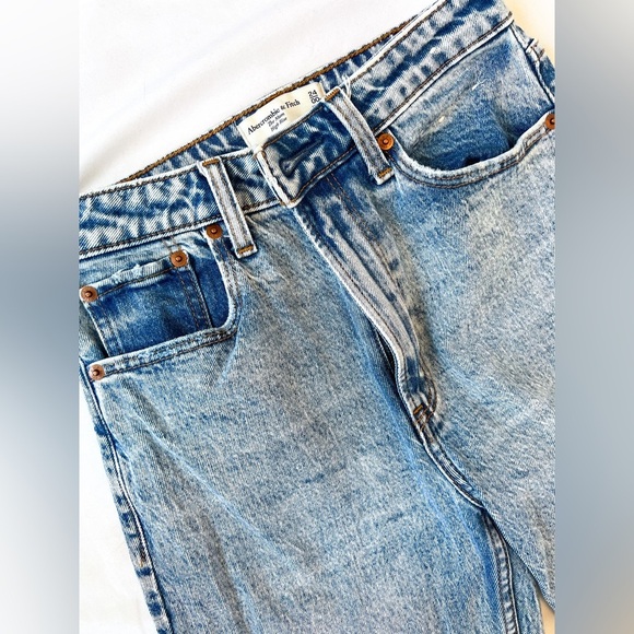 The Abercrombie High Rise Mom jean - Picture 4 of 11